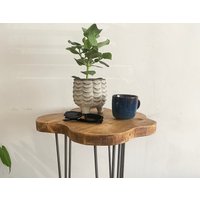 Foret Kleiner Rustikaler Blumen-Live-Edge-Massivholz-Klumpiges Gerüst-Haarnadel-Metallbein-Kaffee-Beistelltisch, Der Mit Massivholz Handgefertigt von FORETLDN