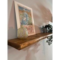 Forêt Waney Rustikale Live Edge Massivholz Chunky Gerüst Schwimmende Regale Mit Versteckter Halterung von FORETLDN