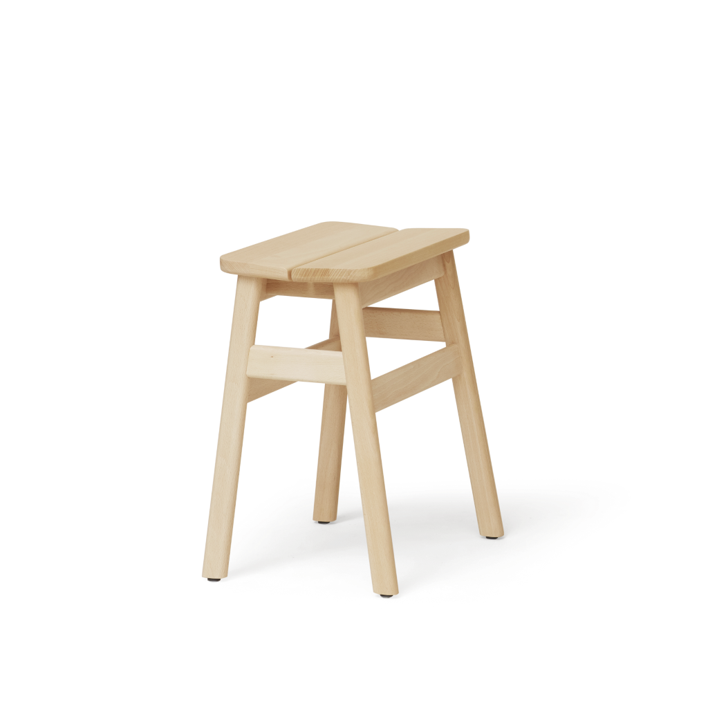 Form & Refine - Angle Standard Stool - kompakter Hocker aus Buchenholz von FORM & REFINE