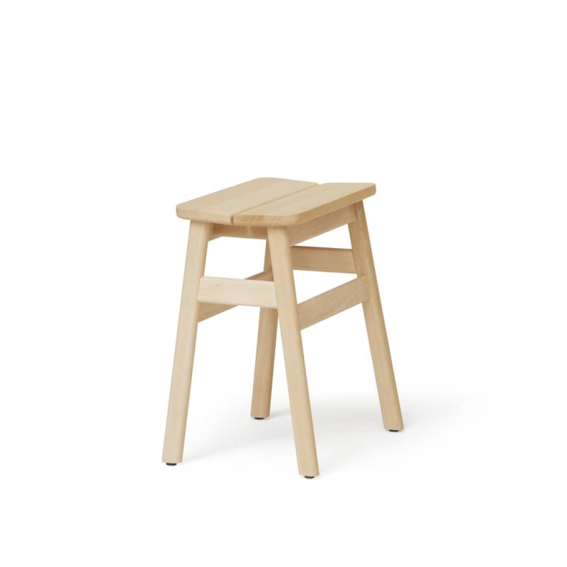 Form & Refine - Angle Standard Stool - kompakter Hocker aus Buchenholz von FORM & REFINE