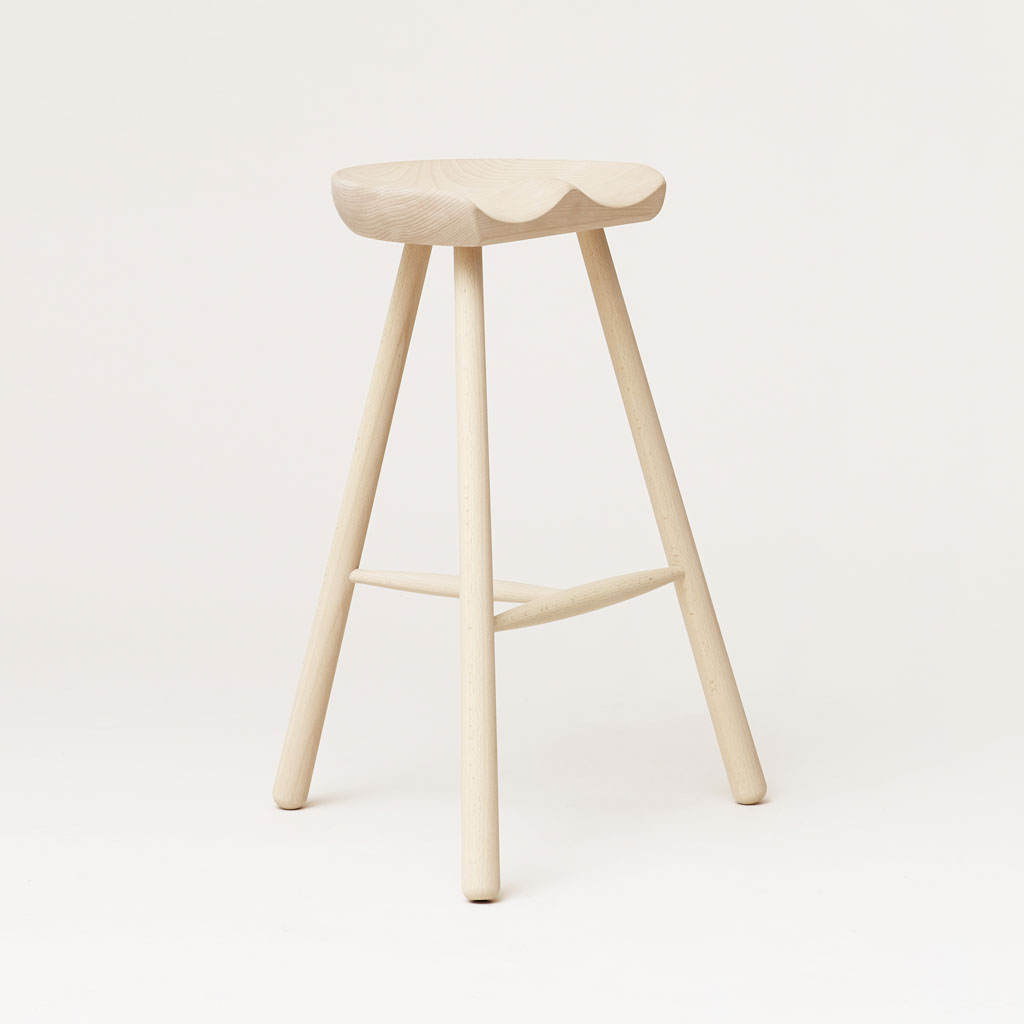 Form & Refine -Shoemaker Chair No. 68 - Barhocker mit Schalensitz aus Holz von FORM & REFINE