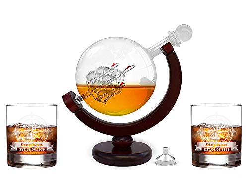 FORYOU24 Whiskeykaraffe im Globus Design + 2 Whiskygläser mit Gravur - Weltkugel Dekanter aus Glas mit Segelschiff Dekor - Scotch Decanter - 850ml von FORYOU24
