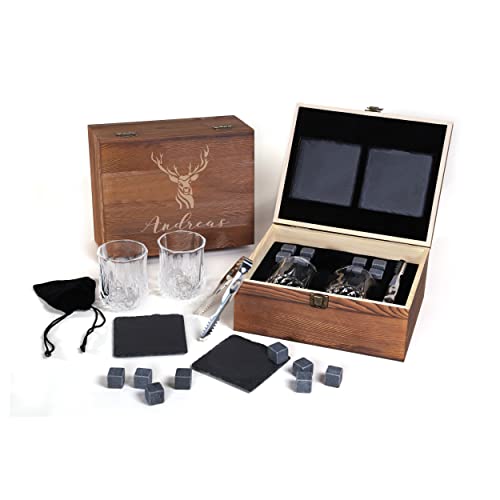 FORYOU24 Whisky Geschenk Box aus Holz mit Gravur des Namens Motiv Hirsch I 2 Whiskeygläser I 2 Schiefer-Untersetzer I 8 Kühlsteine + Zange I Geschenk für Männer I Geschenkidee von FORYOU24