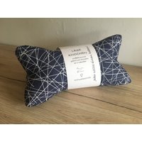 Leseknochen, Abstrakt Dunkelblau Weise Streifen Nackenkissen, Buchstütze, Bücherkissen, Nackenstütze Leseknochen, Abstrakt Dunkelblau Weise Streifen Nackenkissen, Buchstütze, Bücherkissen, Nackenstütze von FOTOundKREATIVES