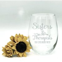 Schwester Therapeut, Trinken Mit Weinglas, Geschwister Geschenk, Lustiges Personalisierte Geschenk von FOURSEASONLASERGIFTS
