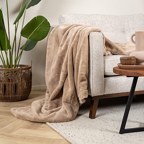 FRAAI | Home & Living Waschbare Kuscheldecke - Otis Taupe - 170x200cm - Flauschig Fleecedecke - Weich - 100% Polyester - Kunstfell - Warm Sofadecke - Wohndecke - Plaid Decke - Blanket von FRAAI | Home & Living