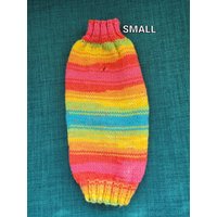Regenbogen Streifen Hundepullover Mit Geschirr Loch. Nur Noch 1 Verfügbar Medium | Brustumfang 40-45cm Small 35-40cm von FRAGGLESTHREADS