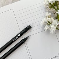 Bleistift „Papa" - Geschenk Zum Vatertag, Geburtstag Oder Als Kleine Aufmerksamkeit | Bedruckter Mit Herz Bleistift „Papa" - Geschenk Zum Vatertag, Geburtstag Oder Als Kleine Aufmerksamkeit | Bedruckter Mit Herz von FRAULENZAIN