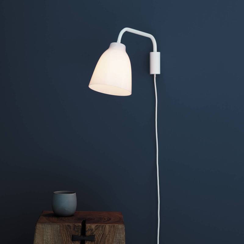 FRITZ HANSEN Caravaggio Wandlampe Glas opal von FRITZ HANSEN