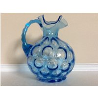 Ein Kleiner Fenton Blue Glass Coin Dot Krug Mit Einem Rüschen Top von FRONIES