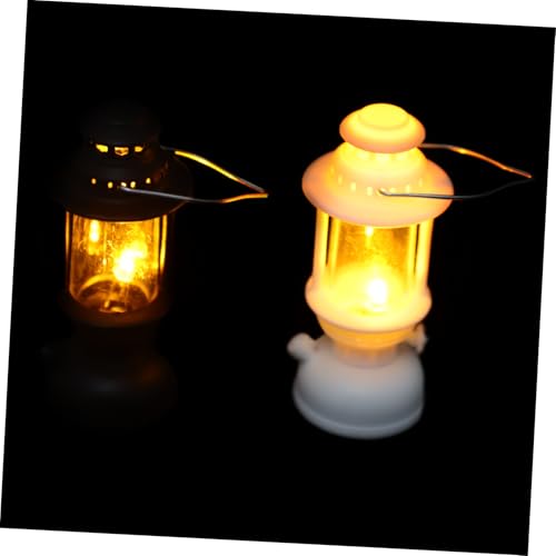 FUNOMOCYA 2 Stück Miniatur Laternen für Puppenhaus mit LED Licht Teiliges Retro Öllampen für Gemütliche und Kreative Szenen Niedliche Tischlampe für Puppenstube und Miniatur FUNOMOCYA 2 Stück Miniatur Laternen für Puppenhaus mit LED Licht Teiliges Retro Öllampen für Gemütliche und Kreative Szenen Niedliche Tischlampe für Puppenstube und Miniatur von FUNOMOCYA