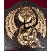 steampunk Drachen Schlange Wanduhr Pyrographiert Von Hand Gebrannt Holzplatte Home Wand Dekor Sehr Schönes Einzigartiges Handwerk von FVOitaliandesign