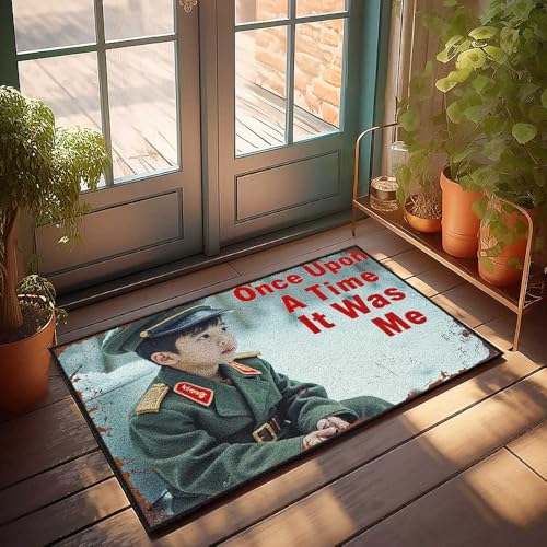 Lustiger Badezimmerteppich, Kind in Uniform: A Story Of Innocence And Adventure Fußmatte Welcome-Ish Haustürschild Matte In House (40 x 60 cm) von FZFN
