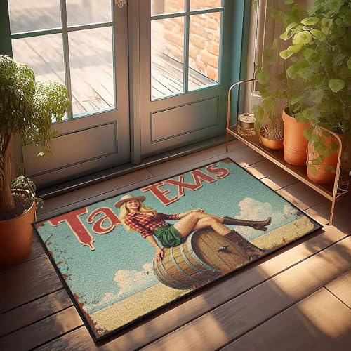 Lustiger Badezimmerteppich, Texas-Cowgirl, entspannend auf einem Fass in den Prairies, Fußmatte "Welcome-Ish" (50 x 80 cm) von FZFN