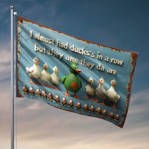 Raumflaggen für Jungs Quacksalber! A Duckling's Dilemma: Finding Their Squad Amongst The Squi Flag Man Cabe Decor Lustige Wohnheim-Flaggen (120 x 180 cm) von FZFN