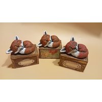 Geschenkebox Mit Niedlicher Schlafender Rot Fuchs Figur Aufbewahrung Holzkästchen von FabelhafteTonWelt