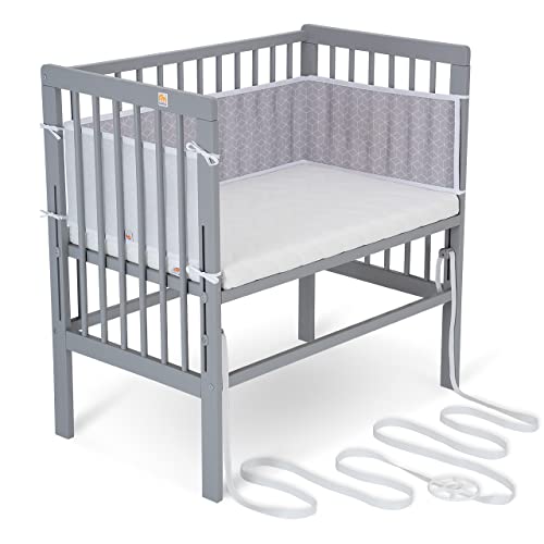 FabiMax Baby Beistellbett für Boxspringbetten, stufenlos höhenverstellbar, Buchenholz massiv, grau lackiert (Matratze Comfort, graue Würfel) von FabiMax