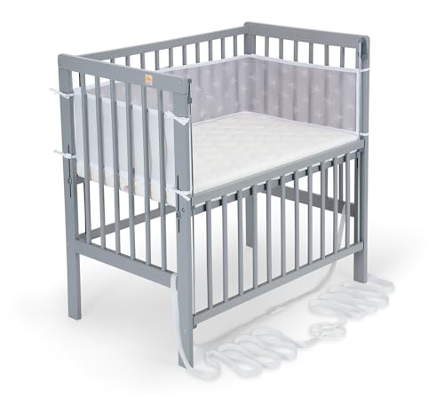 FabiMax Baby Beistellbett Flex mit innovativem Seitengitter für Boxspringbett, inkl. Matratze und Nestchen aus Netzstoff, Buche massiv grau, Air/weiße Sterne auf grau von FabiMax