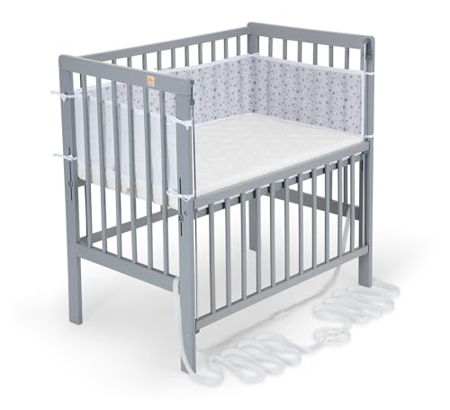 FabiMax Baby Beistellbett Flex mit innovativem Seitengitter für Boxspringbett, inkl. Matratze und Nestchen aus Netzstoff, Buche massiv grau, Classic/graue Sterne auf weiß von FabiMax