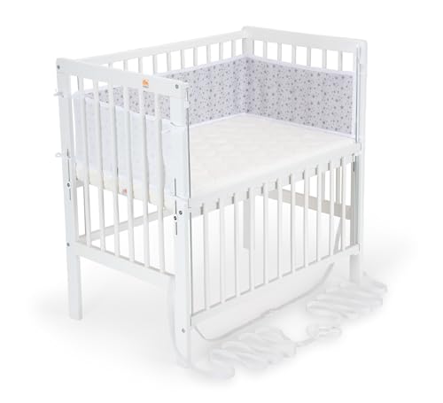 FabiMax Baby Beistellbett Flex mit innovativem Seitengitter für Boxspringbett, inkl. Matratze und Nestchen aus Netzstoff, Buche massiv weiß, Air/graue Sterne auf weiß von FabiMax