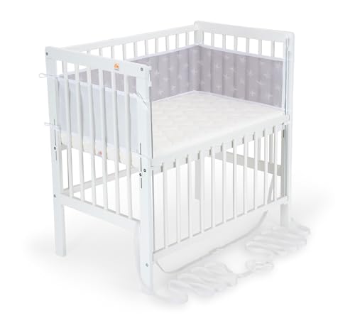 FabiMax Baby Beistellbett Flex mit innovativem Seitengitter für Boxspringbett, inkl. Matratze und Nestchen aus Netzstoff, Buche massiv weiß, Classic/weiße Sterne auf grau von FabiMax