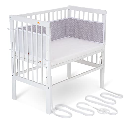 FabiMax Baby Beistellbett für Boxspringbetten, stufenlos höhenverstellbar, Buchenholz massiv weiß lackiert (mit Matratze Classic, graue Würfel) von FabiMax