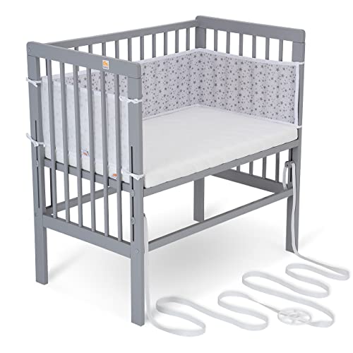 FabiMax Baby Beistellbett für Boxspringbetten, stufenlos höhenverstellbar, Buchenholz massiv, grau lackiert (Matratze Air, Graue Sterne) von FabiMax