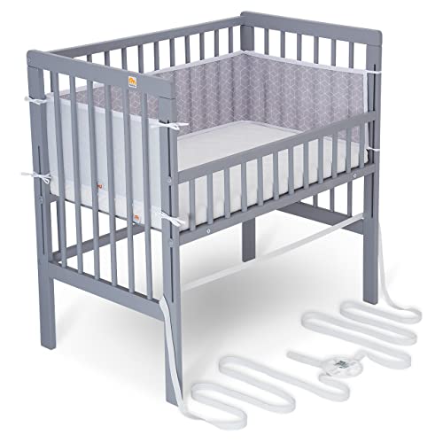 FabiMax Baby Beistellbett für Boxspringbett, TÜV geprüft 2022, inkl. Matratze und Nestchen aus Netzstoff, Buche massiv grau, Classic/graue Würfel von FabiMax