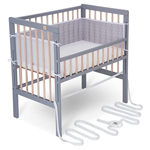 FabiMax Baby Beistellbett für Boxspringbett, TÜV geprüft 2022, inkl. Matratze und Nestchen aus Netzstoff, Buche massiv grau/Natur, Classic/graue Würfel von FabiMax