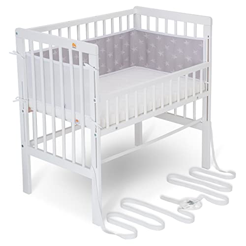 FabiMax Baby Beistellbett für Boxspringbett, TÜV geprüft 2022, inkl. Matratze und Nestchen aus Netzstoff, Buche massiv weiß, Classic/weiße Sterne auf grau von FabiMax