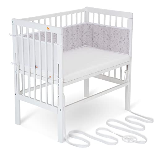 FabiMax Baby Beistellbett für Boxspringbett, stufenlos höhenverstellbar, Buchenholz massiv weiß lackiert, inkl. Matratze AIR und Netz-Nestchen graue Blümchen von FabiMax