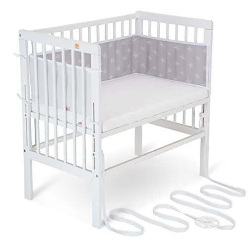 FabiMax Baby Beistellbett für Boxspringbett, stufenlos höhenverstellbar, Buchenholz massiv weiß lackiert, inkl. Matratze AIR und Netz-Nestchen weiße Sterne auf grau von FabiMax