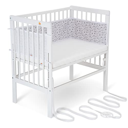 FabiMax Baby Beistellbett für Boxspringbett, stufenlos höhenverstellbar, Buchenholz massiv weiß lackiert, inkl. Matratze Classic und Netz-Nestchen graue Sterne auf weiß von FabiMax