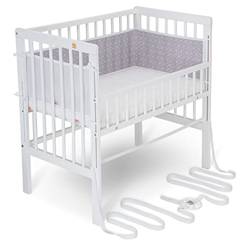 FabiMax Baby Beistellbett für Boxspringbett, TÜV geprüft 2022, inkl. Matratze und Nestchen aus Netzstoff, Buche massiv weiß, Comfort/graue Würfel von FabiMax