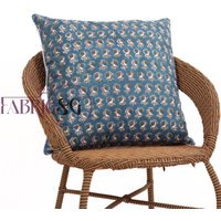 Dekorativer Baumwoll-Kissenbezug Mit Pfauenblau-Muster - Handgedruckter Kissenbezug Klappe & Paspel von FabricSG