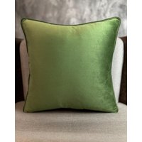 Luxus-Kissenbezug Aus Grünem Samt Für Sofa Oder Bett - Weicher Dekorativer Dekokissenbezug Mit Verstecktem Reißverschluss von FabriclandHome