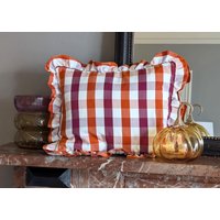 Handgemachtes Karo Lendenkissen, Rüschen Kissen von Fabricsnug