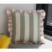 Schöner Handgemachter Rüschen Kissenbezug Aus Designer Ian Mankin Devon Baumwollstoff Mit Breiten Streifen - Salbeigrün Rosa von Fabricsnug