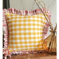 Handgemachte Vichy-Karo Kissenhülle Aus 100% Baumwolle Mit Rüschen in Ockergelb Und Rosa von Fabricsnug