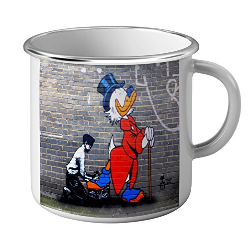 Fabulous Emaillierter Mug Becher aus Metall Onkel Dagobert Straße Graffiti-Kunst Banksy von Fabulous