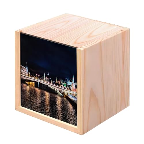 Fabulous Holzkiste – Moskau bei Nacht, beleuchtete Stadtlandschaft, Licht (10 x 10 x 10 cm) von Fabulous