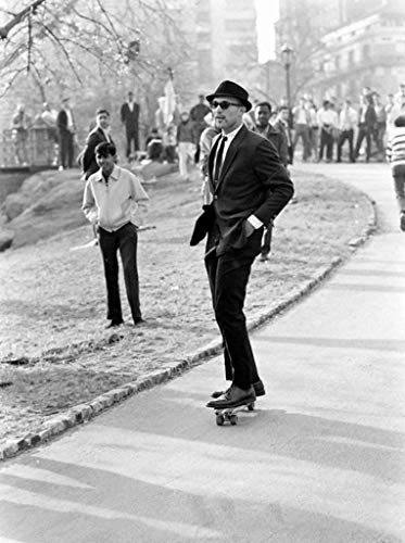 Fabulous Poster Plakat Swag Mann im Anzug auf einem Skateboard Vintage New York Fabulous Poster Plakat Swag Mann im Anzug auf einem Skateboard Vintage New York von Fabulous