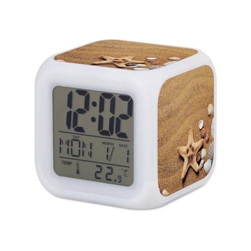 Fabulous Wecker Würfel beleuchtet Weiß – Muschel Seestern Sand Strand Meer Urlaub – 7,8 x 7,8 x 7,8 cm – Retro Beleuchtung Mehrfarbig LED von Fabulous
