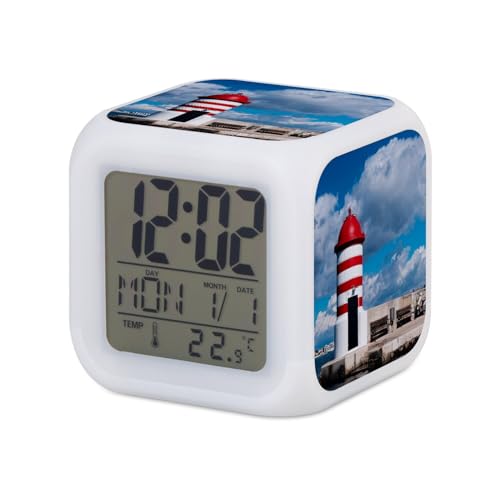 Fabulous Wecker Würfel beleuchtet Weiß – kleiner Leuchtturm rot und weiß auf dem Steg Meer Ocean – 7,8 x 7,8 x 7,8 cm – Retro Beleuchtung mehrfarbig LED von Fabulous