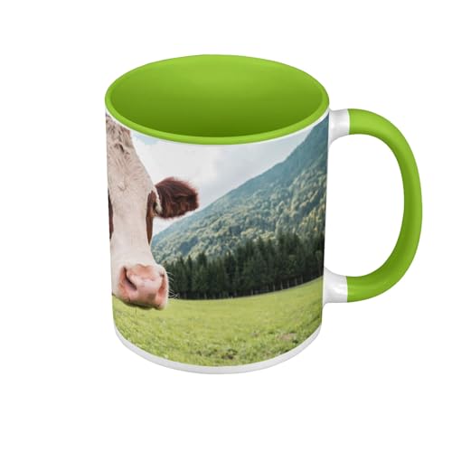 Tasse Farbe Premium Qualität Grün – Kuh auf einer Wiese Weitwinkel Berg Wolken – Tasse mit Henkel und farbigem Innenfutter von Fabulous