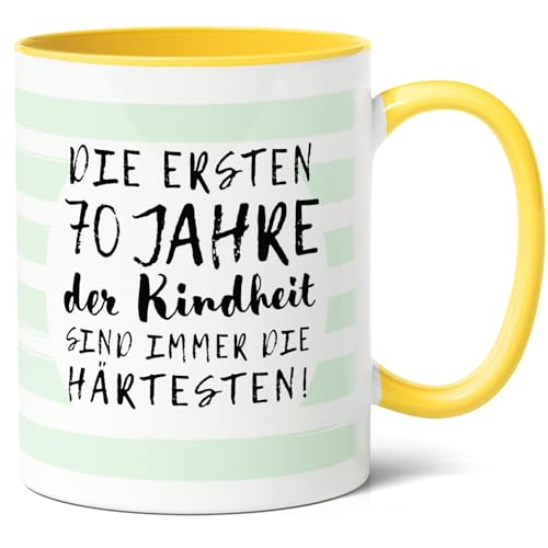 70 Geburtstag Geschenk Lustige Kaffee-Tasse Keramik (330ml) - Jubiläumsüberraschung für Frau, Mann, Mama, Papa - Die ersten 70 Jahre Kindheit, perfekt für Weihnachten, Geburtstag (Gelb) von Facepot