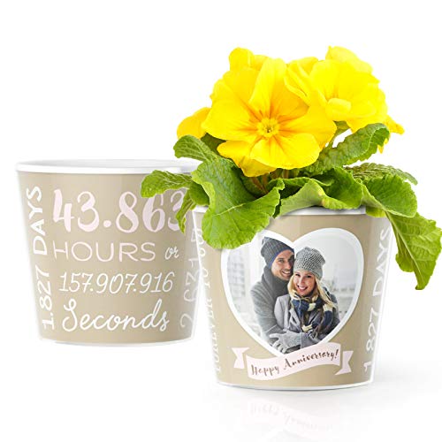 Blumentopf zum 5. Hochzeitstag (Ø 16 cm) | Tolles Hochzeitsgeschenk aus Holz & romantische Dekorationen für Paare, Frauen und Männer mit einem Rahmen für 1 Foto (10 x 15 cm) | 5 Jahre in Stunden von Facepot