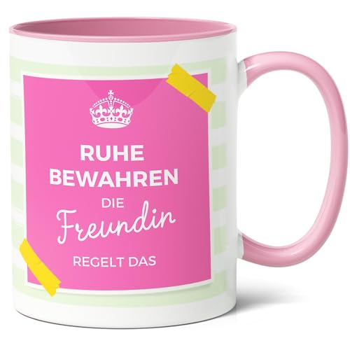 Freundin Geschenk Kaffee-Tasse (330ml) - Idee zum Geburtstag, Jahrestag - Geschenkidee Ruhe bewahren, die Freundin regelt das - Keramik (Rosa) von Facepot