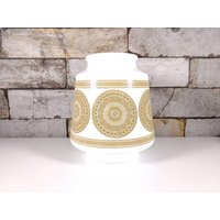 Retro-Vase - Milchglas Nutricia Weiß Und Beige Opalin Rundes Muster Vintage-Design Modern Mandala-Muster von Factory23