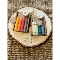 Nimm Dir, Was Du Brauchst - Geschenkset Mit 4 Bunten Stabkerzen & Kerzenhalter Liebevoll Handgemacht von Fadenhimmel